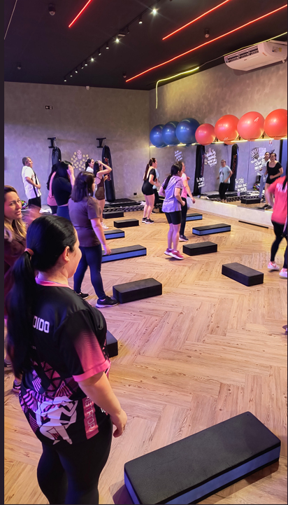 Aula coletiva na Skyfit Boituva com alunos em step e professora