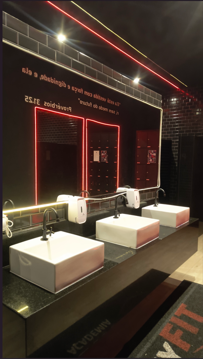 Vestiário da Skyfit Boituva com cubas, espelhos e iluminação moderna
