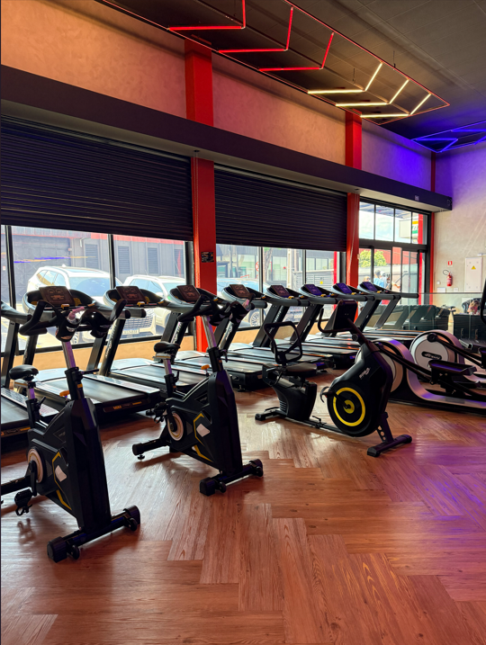 Área de cardio da Skyfit Boituva com esteiras e bicicletas ergométricas