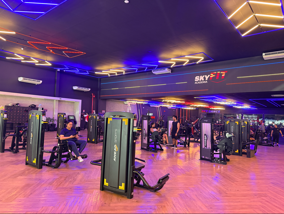 Área de musculação da Skyfit Boituva com aparelhos profissionais